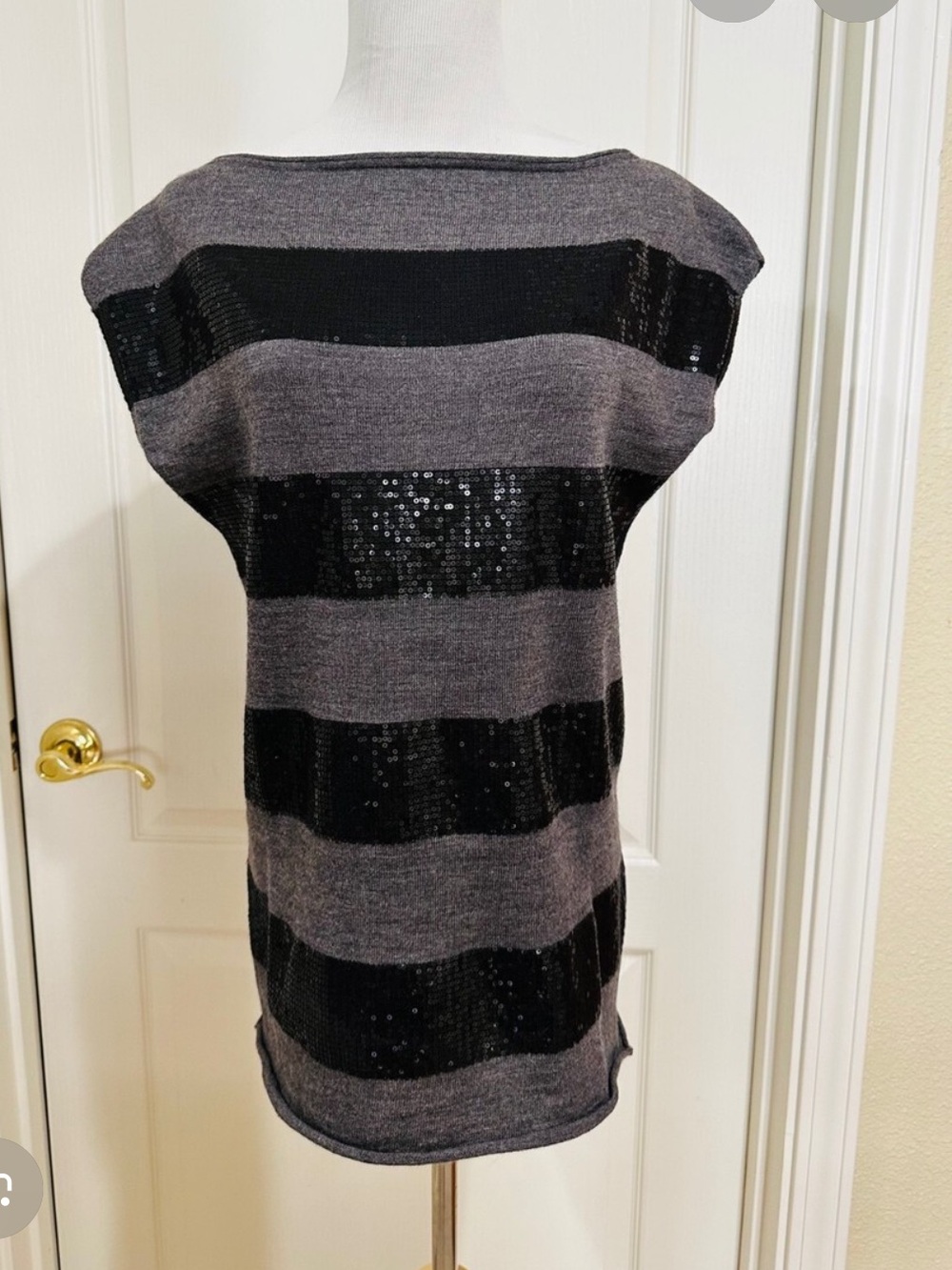 Alice+Olivia Gray/Black Sequined 100% Wool Midi dress/Sweater NWOT
Women’s M